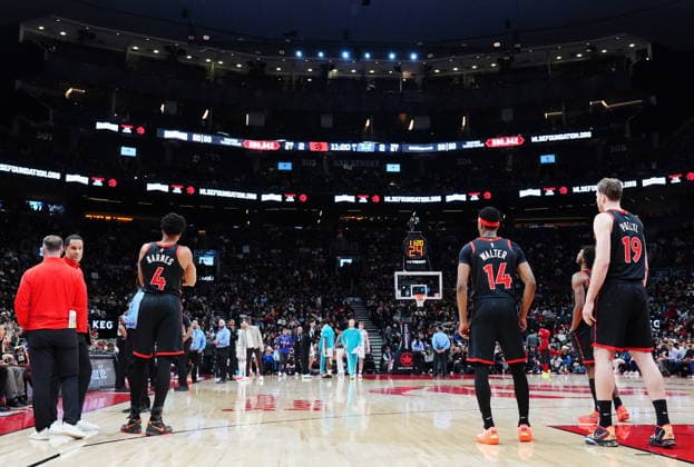December 5, 2025, Toronto, On, Canada: Play is suspended due to strobing lights at the top of the arena during first half NBA, Basketball Herren, USA basketball action between the Charlotte Hornets and the Toronto Raptors in Toronto on Friday, Dec. 5, 2025. Canada News - December 5, 2025  - ZUMAc35_ 20251205_zaf_c35_135 Copyright: xFrankxGunnx