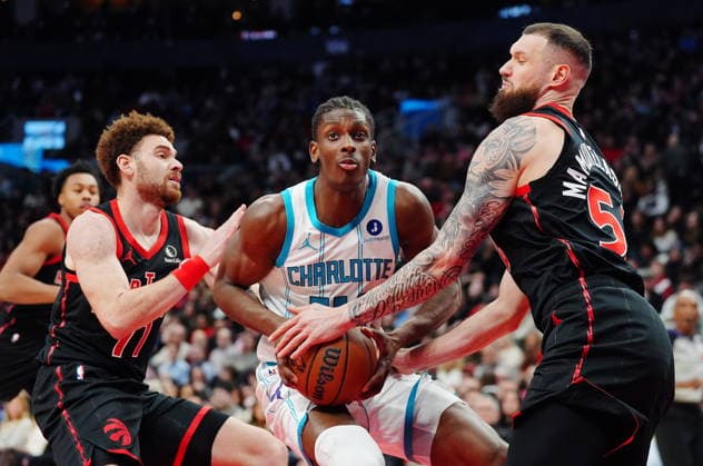 December 5, 2025, Toronto, On, Canada: Charlotte Hornets Moussa Diabate (centre) tries to get between Toronto Raptors Jamison Battle (left) and Sandro Mamukelashvili (54) during first half NBA, Basketball Herren, USA basketball action in Toronto on Friday, Dec. 5, 2025. Canada News - December 5, 2025  - ZUMAc35_ 20251205_zaf_c35_138 Copyright: xFrankxGunnx