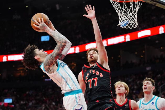 December 5, 2025, Toronto, On, Canada: Charlotte Hornets Lamelo Ball (left) is fouled by Toronto Raptors Jamison Battle (77) during first half NBA, Basketball Herren, USA basketball action in Toronto on Friday, Dec. 5, 2025. Canada News - December 5, 2025  - ZUMAc35_ 20251205_zaf_c35_139 Copyright: xFrankxGunnx