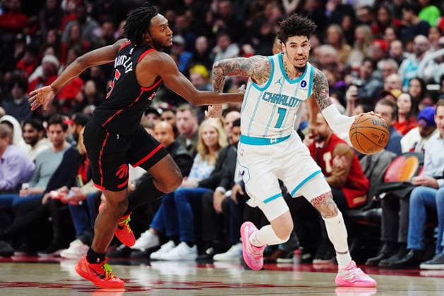 December 5, 2025, Toronto, On, Canada: Charlotte Hornets Lamelo Ball (1) drives past Toronto Raptors Immanuel Quickley (5) during first half NBA, Basketball Herren, USA basketball action in Toronto on Friday, Dec. 5, 2025. Canada News - December 5, 2025  - ZUMAc35_ 20251205_zaf_c35_140 Copyright: xFrankxGunnx
