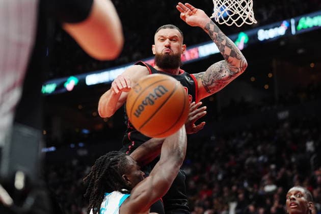 December 5, 2025, Toronto, On, Canada: Toronto Raptors Sandro Mamukelashvili (top) knocks the ball away after blocking Charlotte Hornets Sion James (bottom) during first half NBA, Basketball Herren, USA basketball action in Toronto on Friday, Dec. 5, 2025. Canada News - December 5, 2025  - ZUMAc35_ 20251205_zaf_c35_142 Copyright: xFrankxGunnx