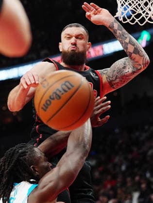 December 5, 2025, Toronto, On, Canada: Toronto Raptors Sandro Mamukelashvili (top) knocks the ball away after blocking Charlotte Hornets Sion James (bottom) during first half NBA, Basketball Herren, USA basketball action in Toronto on Friday, Dec. 5, 2025. Canada News - December 5, 2025  - ZUMAc35_ 20251205_zaf_c35_143 Copyright: xFrankxGunnx