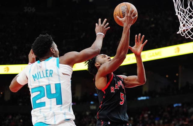 December 5, 2025, Toronto, On, Canada: Toronto Raptors Immanuel Quickley (5) scores as Charlotte Hornets Brandon Miller (24) defends during second half NBA, Basketball Herren, USA basketball action in Toronto on Friday, Dec. 5, 2025. Canada News - December 5, 2025  - ZUMAc35_ 20251205_zaf_c35_147 Copyright: xFrankxGunnx