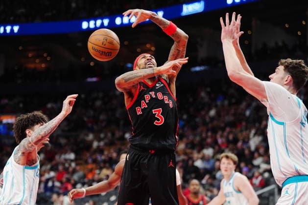 December 5, 2025, Toronto, On, Canada: Toronto Raptors Brandon Ingram (3) loses the ball between Charlotte Hornets Lamelo Ball (left) and Ryan Kalkbrenner (11) during second half NBA, Basketball Herren, USA basketball action in Toronto on Friday, Dec. 5, 2025. Canada News - December 5, 2025  - ZUMAc35_ 20251205_zaf_c35_146 Copyright: xFrankxGunnx