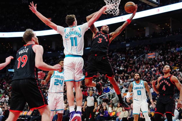 December 5, 2025, Toronto, On, Canada: Toronto Raptors Brandon Ingram (3) shoots past Charlotte Hornets Ryan Kalkbrenner (11) during second half NBA, Basketball Herren, USA basketball action in Toronto on Friday, Dec. 5, 2025. Canada News - December 5, 2025  - ZUMAc35_ 20251205_zaf_c35_148 Copyright: xFrankxGunnx