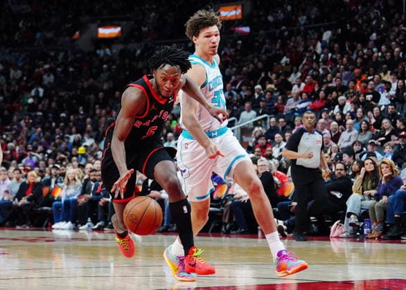 December 5, 2025, Toronto, On, Canada: Toronto Raptors Immanuel Quickley (5) is fouled by Charlotte Hornets Tidjane Salaun (31) during second half NBA, Basketball Herren, USA basketball action in Toronto on Friday, Dec. 5, 2025. Canada News - December 5, 2025  - ZUMAc35_ 20251205_zaf_c35_149 Copyright: xFrankxGunnx