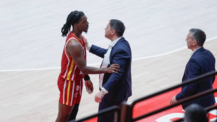 In the picture from left Marcus Carr Wuerzburg Baskets, 5 holds Head Coach Sasa Filipovski Wuerzburg Baskets and Co Coach Dejan Mihevic Wuerzburg Baskets back 05 12 2025, Basketball, Fitness First Wuerzburg Baskets vs EWE Baskets Oldenburg, easyCredit BBL, Matchday 9, Germany, Wuerzburg, tectake Arena, Copyright: HMBxMedia xJulienxBecker