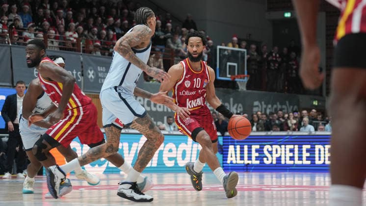 In the picture from left Michale Kyser EWE Baskets Oldenburg vs Davion Mintz Wuerzburg Baskets, 10 05 12 2025, Basketball, Fitness First Wuerzburg Baskets vs EWE Baskets Oldenburg, easyCredit BBL, Matchday 9, Germany, Wuerzburg, tectake Arena, Copyright: HMBxMedia xPeterxRau