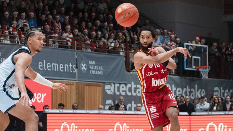 In the picture from left Nicholas Tischler EWE Baskets Oldenburg vs Davion Mintz Wuerzburg Baskets, 10 05 12 2025, Basketball, Fitness First Wuerzburg Baskets vs EWE Baskets Oldenburg, easyCredit BBL, Matchday 9, Germany, Wuerzburg, tectake Arena, Copyright: HMBxMedia xPeterxRau