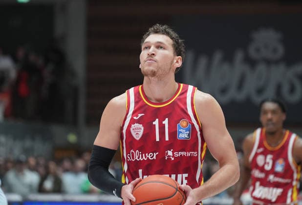 In the picture Brae Ivey Wuerzburg Baskets, 11 at the free throw line 05 12 2025, Basketball, Fitness First Wuerzburg Baskets vs EWE Baskets Oldenburg, easyCredit BBL, Matchday 9, Germany, Wuerzburg, tectake Arena, Copyright: HMBxMedia xPeterxRau