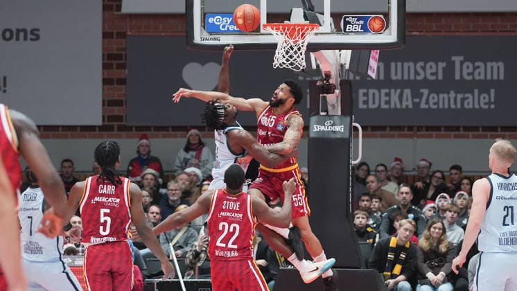 In the picture from left Brian Fobbs EWE Baskets Oldenburg is blocked by David Muenkat Wuerzburg Baskets, 55 05 12 2025, Basketball, Fitness First Wuerzburg Baskets vs EWE Baskets Oldenburg, easyCredit BBL, 9 Matchday, Germany, Wuerzburg, tectake Arena, Copyright: HMBxMedia xPeterxRau