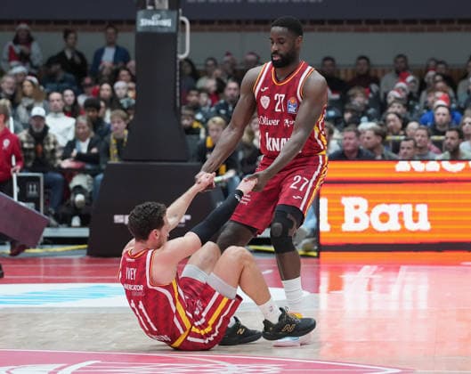 In the picture from left Brae Ivey Wuerzburg Baskets, 11 and Eddy Edigin Wuerzburg Baskets, 27 help each other 05 12 2025, Basketball, Fitness First Wuerzburg Baskets vs EWE Baskets Oldenburg, easyCredit BBL, Matchday 9, Germany, Wuerzburg, tectake Arena, Copyright: HMBxMedia xPeterxRau