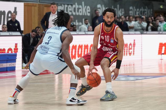 In the picture from left Christopher Clemons EWE Baskets Oldenburg vs Davion Mintz Wuerzburg Baskets, 10 05 12 2025, Basketball, Fitness First Wuerzburg Baskets vs EWE Baskets Oldenburg, easyCredit BBL, Matchday 9, Germany, Wuerzburg, tectake Arena, Copyright: HMBxMedia xPeterxRau