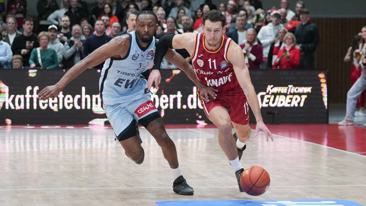 In the picture from left Dakarai Tucker EWE Baskets Oldenburg vs Brae Ivey Wuerzburg Baskets, 11 05 12 2025, Basketball, Fitness First Wuerzburg Baskets vs EWE Baskets Oldenburg, easyCredit BBL, Matchday 9, Germany, Wuerzburg, tectake Arena, Copyright: HMBxMedia xPeterxRau