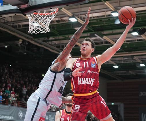 In the picture from left Michale Kyser EWE Baskets Oldenburg vs Brae Ivey Wuerzburg Baskets, 11 05 12 2025, Basketball, Fitness First Wuerzburg Baskets vs EWE Baskets Oldenburg, easyCredit BBL, Matchday 9, Germany, Wuerzburg, tectake Arena, Copyright: HMBxMedia xPeterxRau