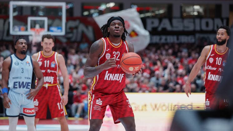 In the picture Charles Thompson Wuerzburg Baskets, 32 at the free throw line 05 12 2025, Basketball, Fitness First Wuerzburg Baskets vs EWE Baskets Oldenburg, easyCredit BBL, Matchday 9, Germany, Wuerzburg, tectake Arena, Copyright: HMBxMedia xJulienxBecker