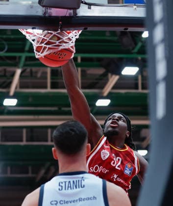 In the picture Charles Thompson Wuerzburg Baskets, 32 with the dunk 05 12 2025, Basketball, Fitness First Wuerzburg Baskets vs EWE Baskets Oldenburg, easyCredit BBL, Matchday 9, Germany, Wuerzburg, tectake Arena, Copyright: HMBxMedia xJulienxBecker