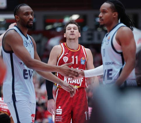 In the picture Brae Ivey Wuerzburg Baskets, 11 between Dakarai Tucker EWE Baskets Oldenburg , left in the picture and James Woodard EWE Baskets Oldenburg 05 12 2025, Basketball, Fitness First Wuerzburg Baskets vs EWE Baskets Oldenburg, easyCredit BBL, Matchday 9, Germany, Wuerzburg, tectake Arena, Copyright: HMBxMedia xJulienxBecker