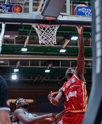 In the picture from left Brian Fobbs EWE Baskets Oldenburg against Charles Thompson Wuerzburg Baskets, 32 05 12 2025, Basketball, Fitness First Wuerzburg Baskets vs EWE Baskets Oldenburg, easyCredit BBL, Matchday 9, Germany, Wuerzburg, tectake Arena, Copyright: HMBxMedia xJulienxBecker