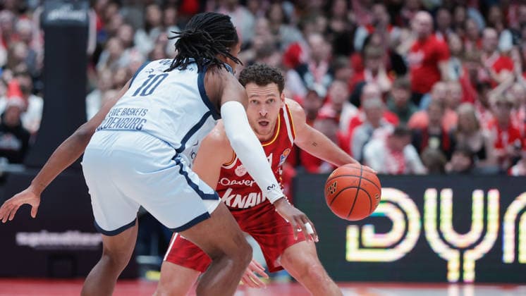 In the picture from left James Woodard EWE Baskets Oldenburg vs Brae Ivey Wuerzburg Baskets, 11 05 12 2025, Basketball, Fitness First Wuerzburg Baskets vs EWE Baskets Oldenburg, easyCredit BBL, Matchday 9, Germany, Wuerzburg, tectake Arena, Copyright: HMBxMedia xJulienxBecker