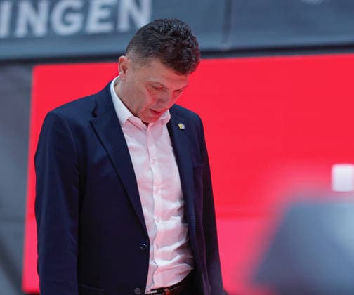 In the picture Head Coach Pedrag Krunic EWE Baskets Oldenburg , disappointment 05 12 2025, Basketball, Fitness First Wuerzburg Baskets vs EWE Baskets Oldenburg, easyCredit BBL, Matchday 9, Germany, Wuerzburg, tectake Arena, Copyright: HMBxMedia xJulienxBecker