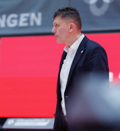 In the picture Head Coach Pedrag Krunic EWE Baskets Oldenburg 05 12 2025, Basketball, Fitness First Wuerzburg Baskets vs EWE Baskets Oldenburg, easyCredit BBL, Matchday 9, Germany, Wuerzburg, tectake Arena, Copyright: HMBxMedia xJulienxBecker