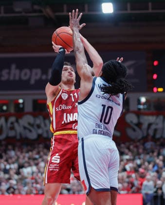 In the picture from left Brae Ivey Wuerzburg Baskets, 11 against James Woodard EWE Baskets Oldenburg 05 12 2025, Basketball, Fitness First Wuerzburg Baskets vs EWE Baskets Oldenburg, easyCredit BBL, Matchday 9, Germany, Wuerzburg, tectake Arena, Copyright: HMBxMedia xJulienxBecker