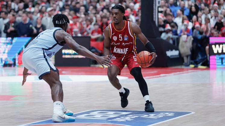 Im Bild: v.li. Brian Fobbs (EWE Baskets Oldenburg) gegen Marcus Carr(Wuerzburg Baskets, 5) 05.12.2025, Basketball, Fitness First Wuerzburg Baskets vs. EWE Baskets Oldenburg, easyCredit BBL, 9. Spieltag, Deutschland, Wuerzburg, tectake-Arena, Copyright: HMBxMedia xJulienxBecker