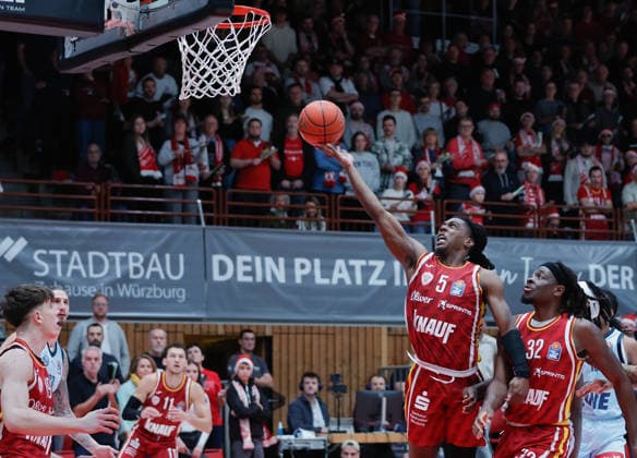 Im Bild: Marcus Carr(Wuerzburg Baskets, 5) mit dem Korbleger 05.12.2025, Basketball, Fitness First Wuerzburg Baskets vs. EWE Baskets Oldenburg, easyCredit BBL, 9. Spieltag, Deutschland, Wuerzburg, tectake-Arena, Copyright: HMBxMedia xJulienxBecker