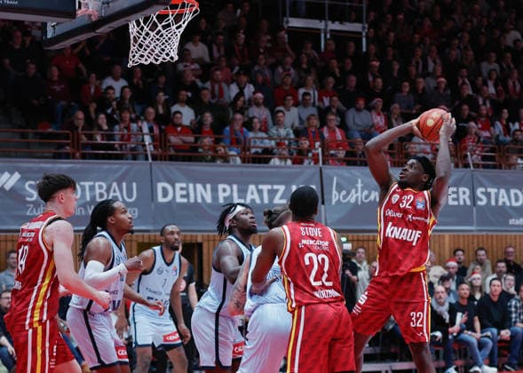 In the picture from left Christian Skladanowski Wuerzburg Baskets, 19 , James Woodard EWE Baskets Oldenburg , Brian Fobbs EWE Baskets Oldenburg , Tomislav Zubcic EWE Baskets Oldenburg , Johnathan Stove Wuerzburg Baskets, 22 and Charles Thompson Wuerzburg Baskets, 32 05 12 2025, Basketball, Fitness First Wuerzburg Baskets vs EWE Baskets Oldenburg, easyCredit BBL, Matchday 9, Germany, Wuerzburg, tectake Arena, Copyright: HMBxMedia xJulienxBecker
