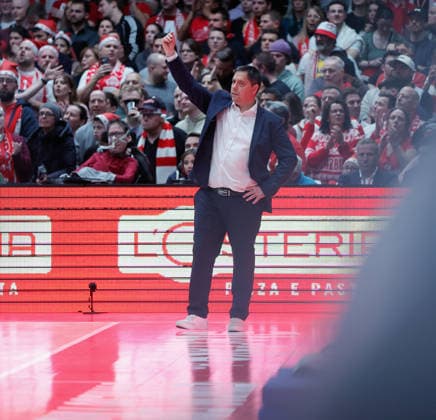 In the picture Head Coach Sasa Filipovski Wuerzburg Baskets with instructions 05 12 2025, Basketball, Fitness First Wuerzburg Baskets vs EWE Baskets Oldenburg, easyCredit BBL, Matchday 9, Germany, Wuerzburg, tectake Arena, Copyright: HMBxMedia xJulienxBecker