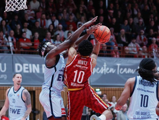 In the picture from left Brian Fobbs EWE Baskets Oldenburg vs Davion Mintz Wuerzburg Baskets, 10 05 12 2025, Basketball, Fitness First Wuerzburg Baskets vs EWE Baskets Oldenburg, easyCredit BBL, Matchday 9, Germany, Wuerzburg, tectake Arena, Copyright: HMBxMedia xJulienxBecker
