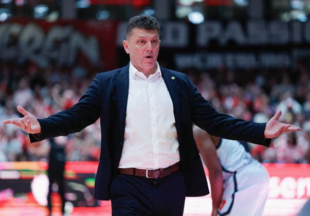 In the picture Head Coach Pedrag Krunic EWE Baskets Oldenburg , amazement 05 12 2025, Basketball, Fitness First Wuerzburg Baskets vs EWE Baskets Oldenburg, easyCredit BBL, Matchday 9, Germany, Wuerzburg, tectake Arena, Copyright: HMBxMedia xJulienxBecker