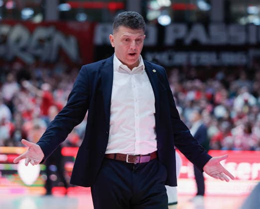 In the picture Head Coach Pedrag Krunic EWE Baskets Oldenburg , amazement 05 12 2025, Basketball, Fitness First Wuerzburg Baskets vs EWE Baskets Oldenburg, easyCredit BBL, Matchday 9, Germany, Wuerzburg, tectake Arena, Copyright: HMBxMedia xJulienxBecker