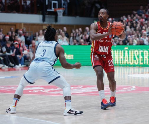 In the picture from left Christopher Clemons EWE Baskets Oldenburg against Johnathan Stove Wuerzburg Baskets, 22 05 12 2025, Basketball, Fitness First Wuerzburg Baskets vs EWE Baskets Oldenburg, easyCredit BBL, Matchday 9, Germany, Wuerzburg, tectake Arena, Copyright: HMBxMedia xJulienxBecker