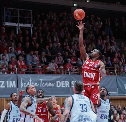 In the picture Johnathan Stove Wuerzburg Baskets, 22 with the floater 05 12 2025, Basketball, Fitness First Wuerzburg Baskets vs EWE Baskets Oldenburg, easyCredit BBL, Matchday 9, Germany, Wuerzburg, tectake Arena, Copyright: HMBxMedia xJulienxBecker