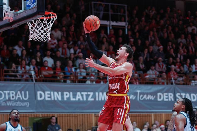 In the picture Brae Ivey Wuerzburg Baskets, 11 with the basketball 05 12 2025, Basketball, Fitness First Wuerzburg Baskets vs EWE Baskets Oldenburg, easyCredit BBL, Matchday 9, Germany, Wuerzburg, tectake Arena, Copyright: HMBxMedia xJulienxBecker