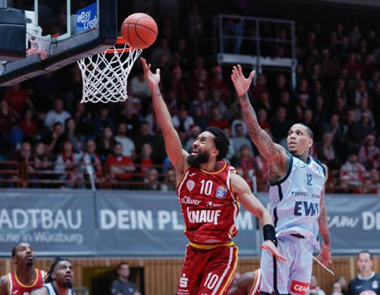 In the picture from left Davion Mintz Wuerzburg Baskets, 10 against Michale Kyser EWE Baskets Oldenburg 05 12 2025, Basketball, Fitness First Wuerzburg Baskets vs EWE Baskets Oldenburg, easyCredit BBL, Matchday 9, Germany, Wuerzburg, tectake Arena, Copyright: HMBxMedia xJulienxBecker