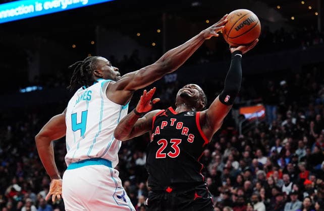 December 5, 2025, Toronto, On, Canada: Charlotte Hornets Sion James (4) strips the ball from Toronto Raptors Jamal Shead (23) during second half NBA, Basketball Herren, USA basketball action in Toronto on Friday, Dec. 5, 2025. Alternate Crop Of JFJ817  - ZUMAc35_ 20251205_zaf_c35_152 Copyright: xFrankxGunnx