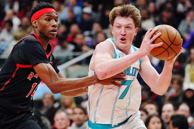 December 5, 2025, Toronto, On, Canada: Charlotte Hornets Kon Knueppel (7) drives past Toronto Raptors Ja Kobe Walter (14) during first half NBA, Basketball Herren, USA basketball action in Toronto on Friday, Dec. 5, 2025. Canada News - December 5, 2025  - ZUMAc35_ 20251205_zaf_c35_155 Copyright: xFrankxGunnx