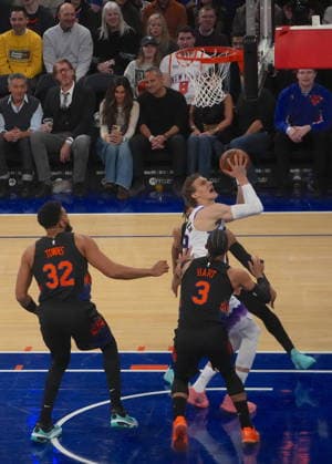 New York Knicks vs Utah Jazz - NBA, Basketball Herren, USA NEW YORK, UNITED STATES - DECEMBER 5: Lauri Markkanen (23) of Utah Jazz in action during the NBA game between the New York Knicks and the Utah Jazz at Madison Square Garden in New York, United States on December 5, 2025. Selcuk Acar Anadolu New York United States. Editorial use only. Please get in touch for any other usage.  Copyright: x2025xAnadoluxSelcukxAcarx