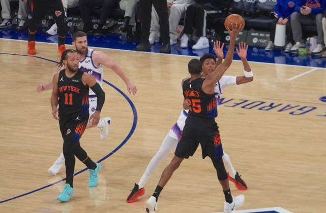 New York Knicks vs Utah Jazz - NBA, Basketball Herren, USA NEW YORK, UNITED STATES - DECEMBER 5: Mikal Bridges (25) of New York Knicks in action during the NBA game between the New York Knicks and the Utah Jazz at Madison Square Garden in New York, United States on December 5, 2025. Selcuk Acar Anadolu New York United States. Editorial use only. Please get in touch for any other usage.  Copyright: x2025xAnadoluxSelcukxAcarx