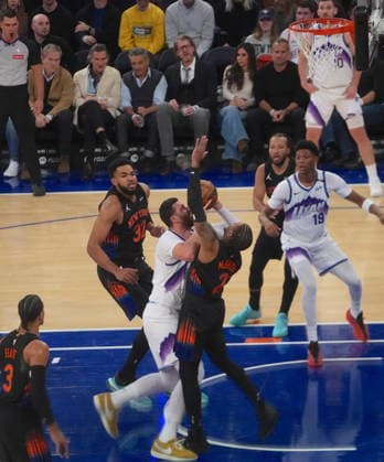New York Knicks vs Utah Jazz - NBA, Basketball Herren, USA NEW YORK, UNITED STATES - DECEMBER 5, 2025: Jusuf Nurkic (30) of Utah Jazz in action during the NBA game between the New York Knicks and the Utah Jazz at Madison Square Garden in New York, United States on December 5, 2025. Selcuk Acar Anadolu New York United States. Editorial use only. Please get in touch for any other usage.  Copyright: x2025xAnadoluxSelcukxAcarx