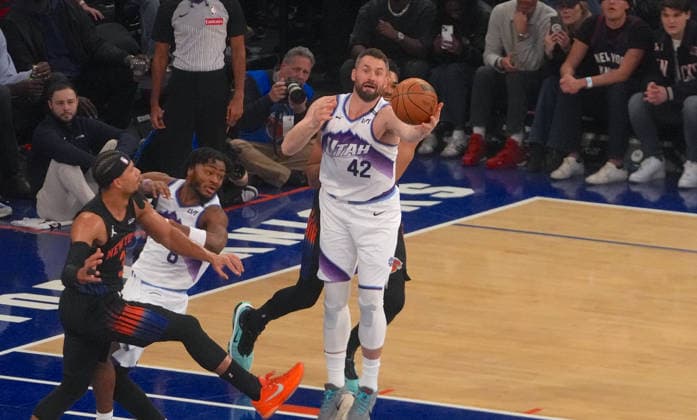 New York Knicks vs Utah Jazz - NBA, Basketball Herren, USA NEW YORK, UNITED STATES - DECEMBER 5, 2025: Kevin Love (42) of Utah Jazz in action during the NBA game between the New York Knicks and the Utah Jazz at Madison Square Garden in New York, United States on December 5, 2025. Selcuk Acar Anadolu New York United States. Editorial use only. Please get in touch for any other usage.  Copyright: x2025xAnadoluxSelcukxAcarx