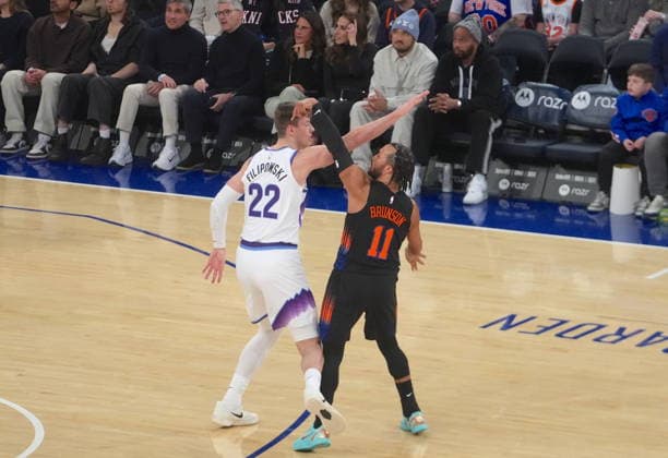 New York Knicks vs Utah Jazz - NBA, Basketball Herren, USA NEW YORK, UNITED STATES - DECEMBER 5, 2025: New York Knicks Jalen Brunson (11) and Utah Jazz player Kyle Filipowski (22) compete during NBA game between New York Knicks and Charlotte Hornets in in New York City, United States on December 5, 2025. Selcuk Acar Anadolu New York United States. Editorial use only. Please get in touch for any other usage.  Copyright: x2025xAnadoluxSelcukxAcarx