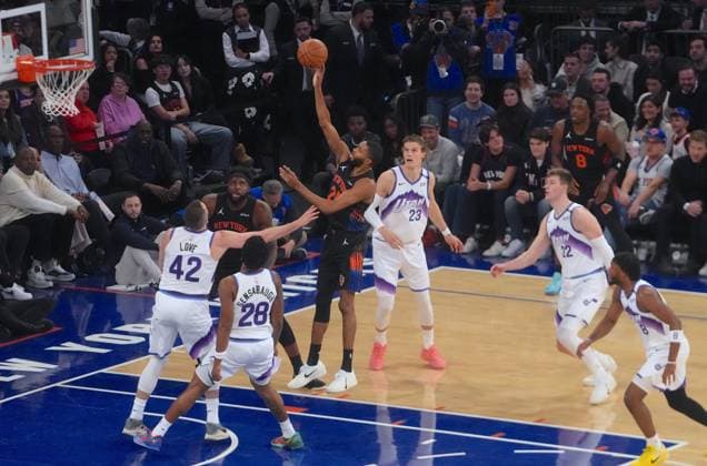 New York Knicks vs Utah Jazz - NBA, Basketball Herren, USA NEW YORK, UNITED STATES - DECEMBER 5, 2025: Mikal Bridges (25) of New York Knicks in action during the NBA game between the New York Knicks and the Utah Jazz at Madison Square Garden in New York, United States on December 5, 2025. Selcuk Acar Anadolu New York United States. Editorial use only. Please get in touch for any other usage.  Copyright: x2025xAnadoluxSelcukxAcarx