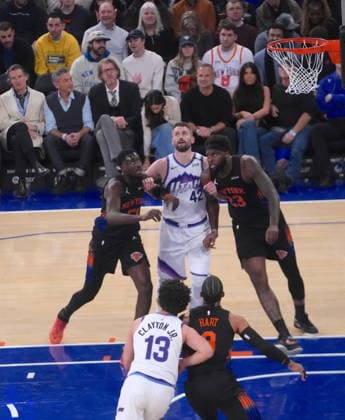 New York Knicks vs Utah Jazz - NBA, Basketball Herren, USA NEW YORK, UNITED STATES - DECEMBER 5, 2025: Kevin Love (42), forvet-center of Utah Jazz is seen between two New York Knicks palyers during the NBA game between the New York Knicks and the Utah Jazz at Madison Square Garden in New York, United States on December 5, 2025. Selcuk Acar Anadolu New York United States. Editorial use only. Please get in touch for any other usage.  Copyright: x2025xAnadoluxSelcukxAcarx