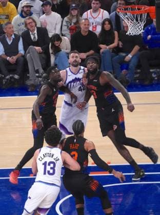 New York Knicks vs Utah Jazz - NBA, Basketball Herren, USA NEW YORK, UNITED STATES - DECEMBER 5, 2025: Kevin Love (42), forvet-center of Utah Jazz is seen between two New York Knicks palyers during the NBA game between the New York Knicks and the Utah Jazz at Madison Square Garden in New York, United States on December 5, 2025. Selcuk Acar Anadolu New York United States. Editorial use only. Please get in touch for any other usage.  Copyright: x2025xAnadoluxSelcukxAcarx