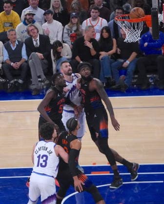 New York Knicks vs Utah Jazz - NBA, Basketball Herren, USA NEW YORK, UNITED STATES - DECEMBER 5, 2025: Kevin Love (42), forvet-center of Utah Jazz is seen between two New York Knicks palyers during the NBA game between the New York Knicks and the Utah Jazz at Madison Square Garden in New York, United States on December 5, 2025. Selcuk Acar Anadolu New York United States. Editorial use only. Please get in touch for any other usage.  Copyright: x2025xAnadoluxSelcukxAcarx