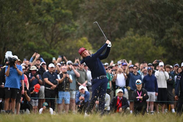 GOLF AUSTRALIAN OPEN, Cam Smith of Australia plays a shot on the 18th hole during round three of the Australian Open Golf tournament at the Royal Melbourne Golf Club in Melbourne, Saturday, December 6, 2025. ( NO ARCHIVING, EDITORIAL USE ONLY MELBOURNE VICTORIA AUSTRALIA  Copyright: xJAMESxROSSx 20251206135133739897